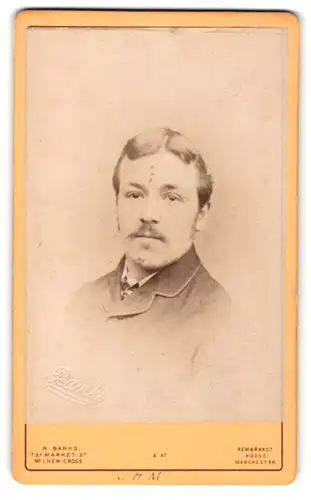 Fotografie R. Banks, Manchester, Portrait bürgerlicher Herr in modischer Kleidung mit Schnurrbart