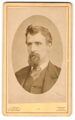 Fotografie R. Banks, Manchester, Portrait bürgerlicher Herr im Anzug mit Krawatte und Bart