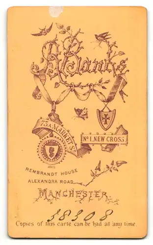 Fotografie R. Banks, Manchester, Portrait sitzender Herr im Anzug mit Einstecktuch und Stock