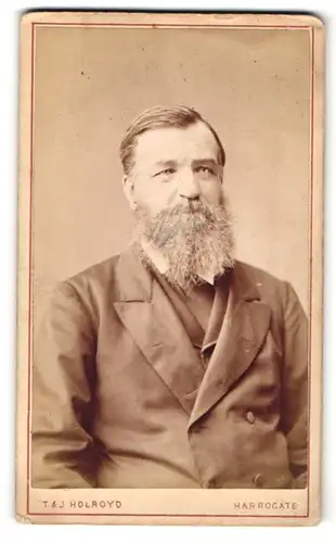 Fotografie T. & J. Holroyd, Harrogate, Portrait bürgerlicher Herr im Anzug mit Vollbart