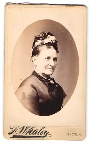 Fotografie F. Whaley, Lincoln, Portrait bürgerliche Dame mit Haube und Kragenbrosche