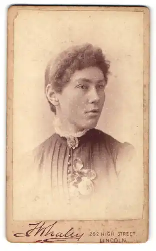 Fotografie F. Whaley, Lincoln, bürgerliche Dame mit zurückgebundenem Haar