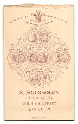 Fotografie R. Slingsby, Lincoln, Portrait bürgerliche Dame mit zurückgebundenem Haar und Amulett