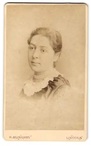 Fotografie R. Slingsby, Lincoln, Portrait bürgerliche Dame mit zurückgebundenem Haar