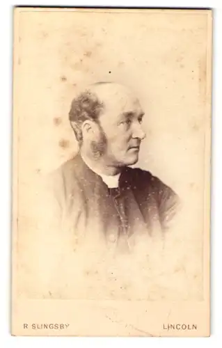 Fotografie R. Slingsby, Lincoln, Portrait älterer Geistlicher mit Backenbart