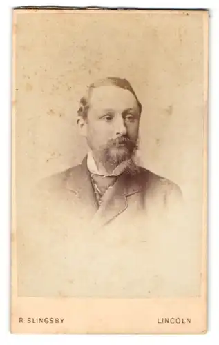 Fotografie R. Slingsby, Lincoln, Portrait bürgerlicher Herr im Anzug mit Krawatte und Bart