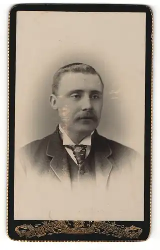 Fotografie J. Gibson, Dewsbury, Portrait bürgerlicher Herr im Anzug mit Krawatte und Schnauzbart