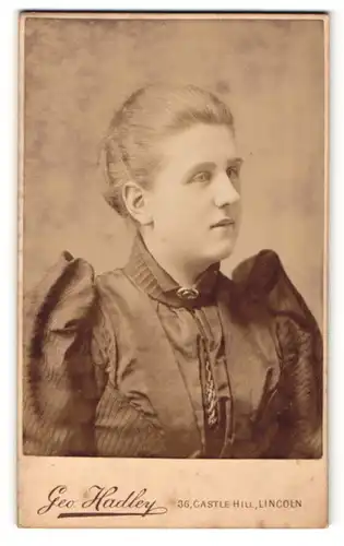 Fotografie Geo. Hadley, Lincoln, Portrait bürgerliche Dame im eleganten Kleid mit Puffärmeln