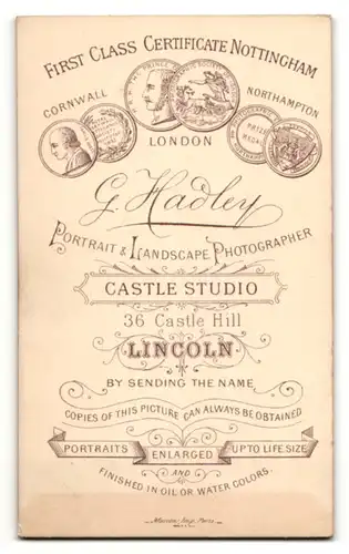 Fotografie Geo. Hadley, Lincoln, Portrait bürgerliche Dame im eleganten Kleid mit Puffärmeln