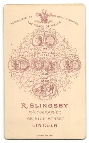 Fotografie R. Slingsby, Lincoln, Portrait bürgerlicher Herr mit Hut am Tisch sitzend