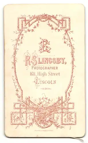 Fotografie R. Slingsby, Lincoln, Portrait bürgerlicher Herr im Anzug an Stuhl gelehnt