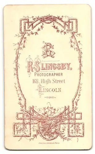 Fotografie R. Slingsby, Lincoln, Portrait bürgerlicher Herr mit Bart am Tisch sitzend