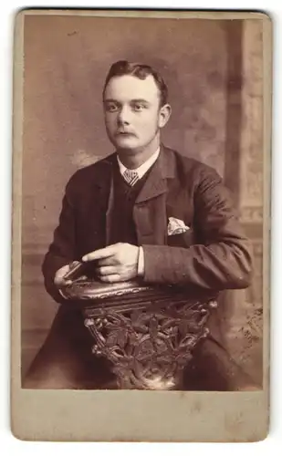 Fotografie R. Slingsby, Lincoln, Portrait bürgerlicher Herr im Anzug mit Krawatte und Schnurrbart