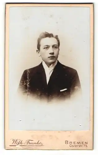 Fotografie Wilh. Franke, Bremen, Portrait junger Herr im Anzug mit Krawatte und Einstecktuch