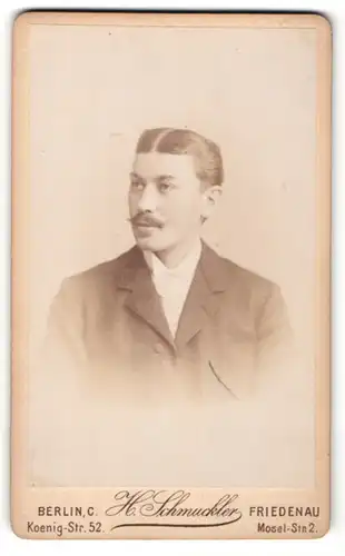 Fotografie H. Schmuckler, Berlin-C, Portrait bürgerlicher Herr im Anzug mit Schnurrbart