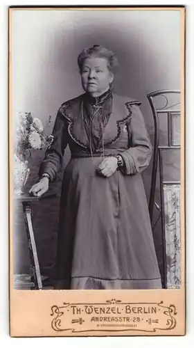 Fotografie Th. Wenzel, Berlin, Portrait ältere Dame im hübschen Kleid mit Kragenbrosche