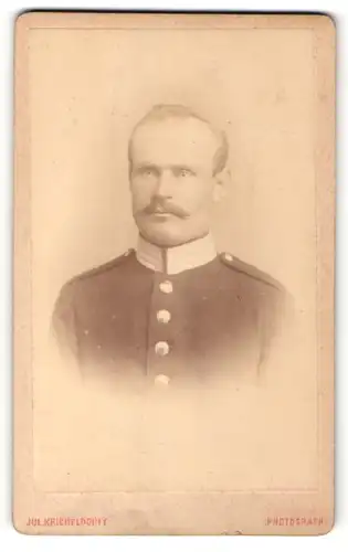 Fotografie Jul. Kricheldorff, Berlin-NW, Portrait Soldat in Uniform mit Schnurrbart