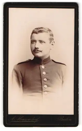 Fotografie A. Menzendorf, Berlin, Portrait Soldat in Uniform mit Schnauzbart
