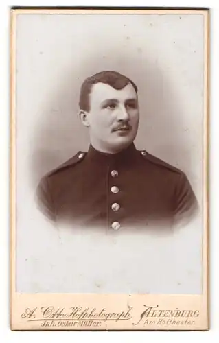 Fotografie Oskar Müller, Altenburg, Portrait Soldat in Uniform mit Schnurrbart