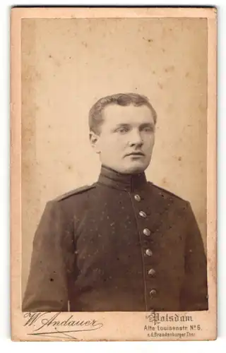 Fotografie W. Andauer, Potsdam, Mann mit gelockten dunklen Haaren und Uniform