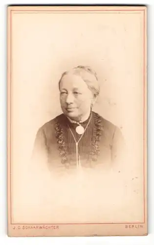 Fotografie J. C. Schaarwächter, Berlin, Portrait ältere Dame mit Flechtfrisur und Halskette