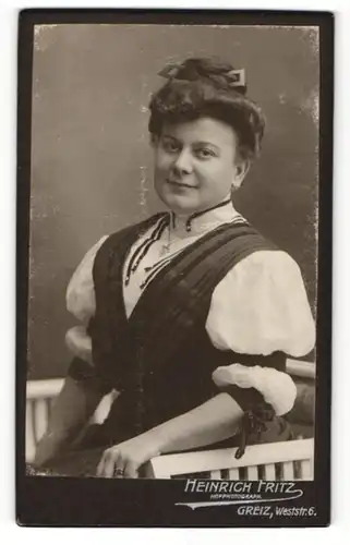 Fotografie Heinrich Fritz, Greiz, Portrait lächelnde junge Dame mit Haardutt
