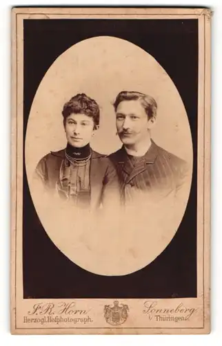 Fotografie F. R. Horn, Sonneberg i. Thür., Portrait eines jungen Paares in edler Kleidung