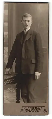 Fotografie Albert Nave, Hildesheim, Portrait junger Herr mit blonden Haaren stehend