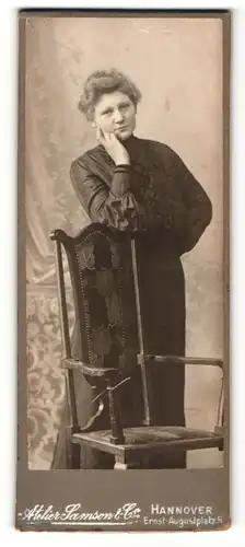 Fotografie Atelier Samson & Co., Hannover, Junge Frau in nachdenklicher Pose auf die Stuhllehne gestützt