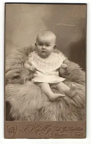 Fotografie F. Kolby, Plauen i. V., Portrait bezauberndes Kleinkind im weissen Kleidchen