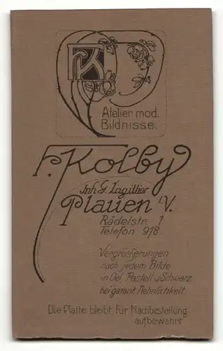 Fotografie F. Kolby, Plauen i. V., Portrait bezauberndes Kleinkind im weissen Kleidchen
