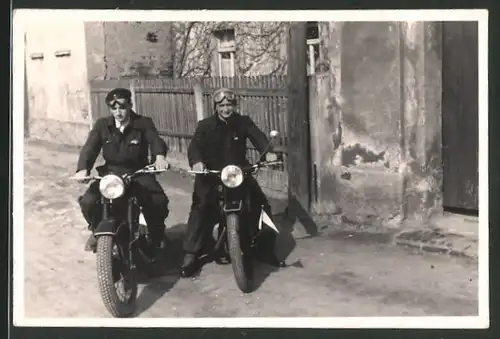 Fotografie Motorrad EMW-R35, Fahrer mit Schutzbrille auf Krad sitzend