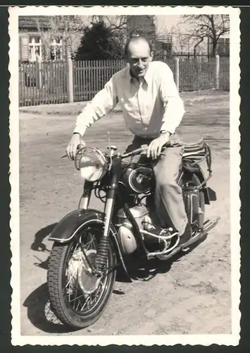 Fotografie Motorrad IFA-MZ BK 350, Fahrer sitzt auf Krad