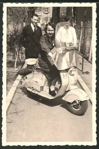 Fotografie Motorrad Heinkel, hübsche junge Dame sitzt auf LKrad - Motorroller um 1955
