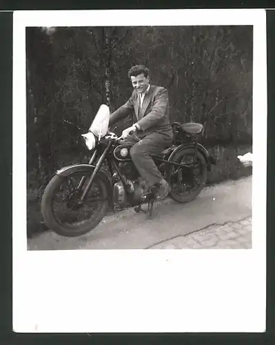 Fotografie Motorrad AWO 425, Bursche im Anzug auf Krad sitzend 1956
