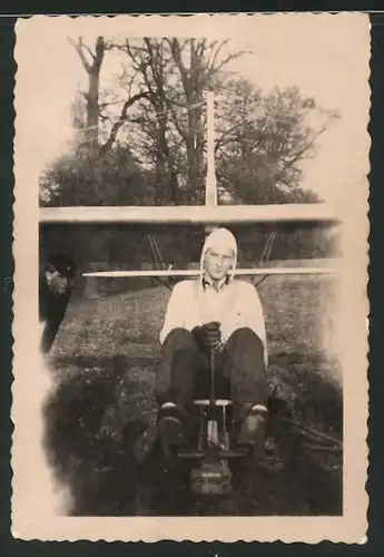 Fotografie Segelflug, junger Pilot mit Haube sitzt im Segelflugzeug