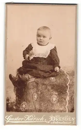 Fotografie Gustav Karsch, Dresden-N, Portrait Kleinkind in Kleidchen