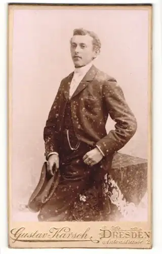 Fotografie Gustav Karsch, Dresden-N, Portrait junger Herr in Anzug mit Hut