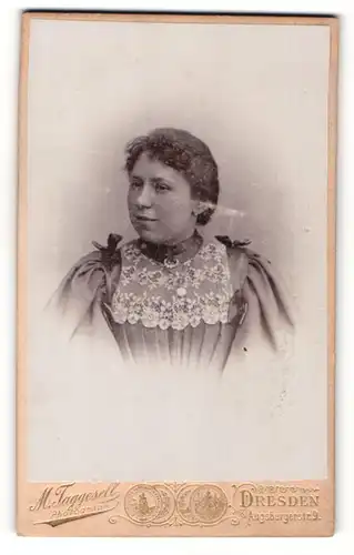 Fotografie M. Taggesell, Dresden, Portrait junger Frau mit zusammengebundenem Haar