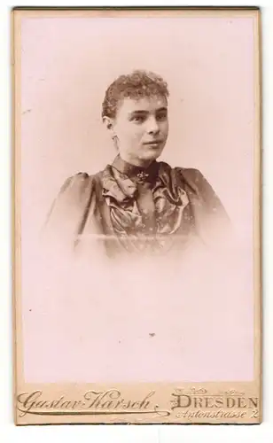 Fotografie Gustav Karsch, Dresden, Portrait junge Dame mit zurückgebundenem Haar
