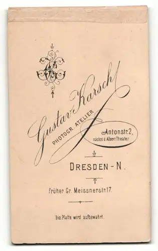 Fotografie Gustav Karsch, Dresden, Portrait sitzendes Kleinkind im hübschen Kleid mit Stock