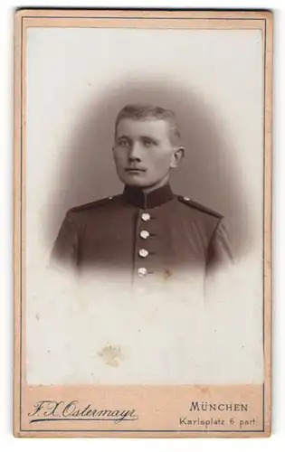 Fotografie F. X. Ostermayr, München, Portrait Soldat in Uniform mit Zwirbelbart