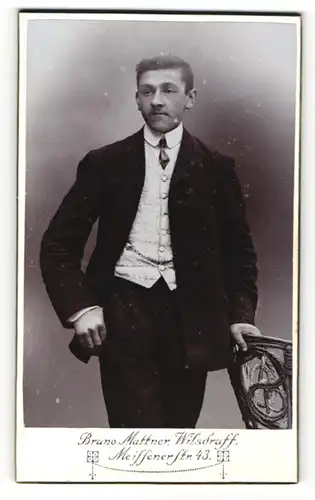 Fotografie Bruno Mattner, Wilsdruff, Portrait bürgerlicher Herr im Anzug mit Krawatte und Schnurrbart
