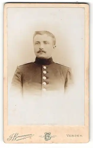 Fotografie F. Bornemann, Verden, Portrait Soldat mit Schnauzer