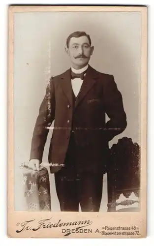 Fotografie Fr. Friedemann, Dresden, Portrait Herr im eleganten Anzug