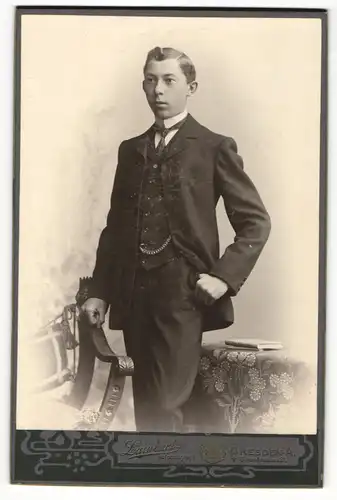 Fotografie Lambert, Dresden-A, Portrait junger Herr im Anzug mit Krawatte