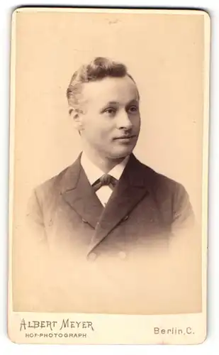 Fotografie Albert Meyer, Berlin-C, Portrait junger Herr in Anzug
