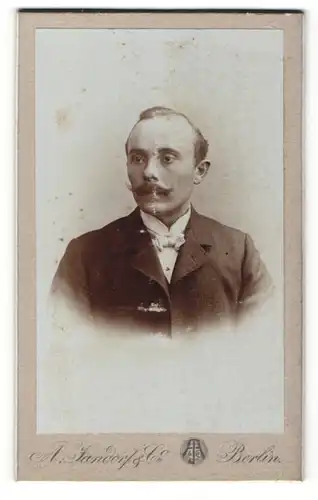 Fotografie A. Jandorf & Co., Berlin, Portrait junger Mann mit Oberlippenbart