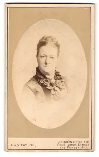 Fotografie A. & C. Taylor, London-EC, Portrait bürgerliche Dame in hübscher Kleidung mit Flechtfrisur