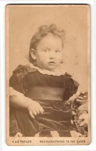 Fotografie A. & C. Taylor, London-W, Portrait kleines Mädchen im hübschen Kleid mit Schleifchen